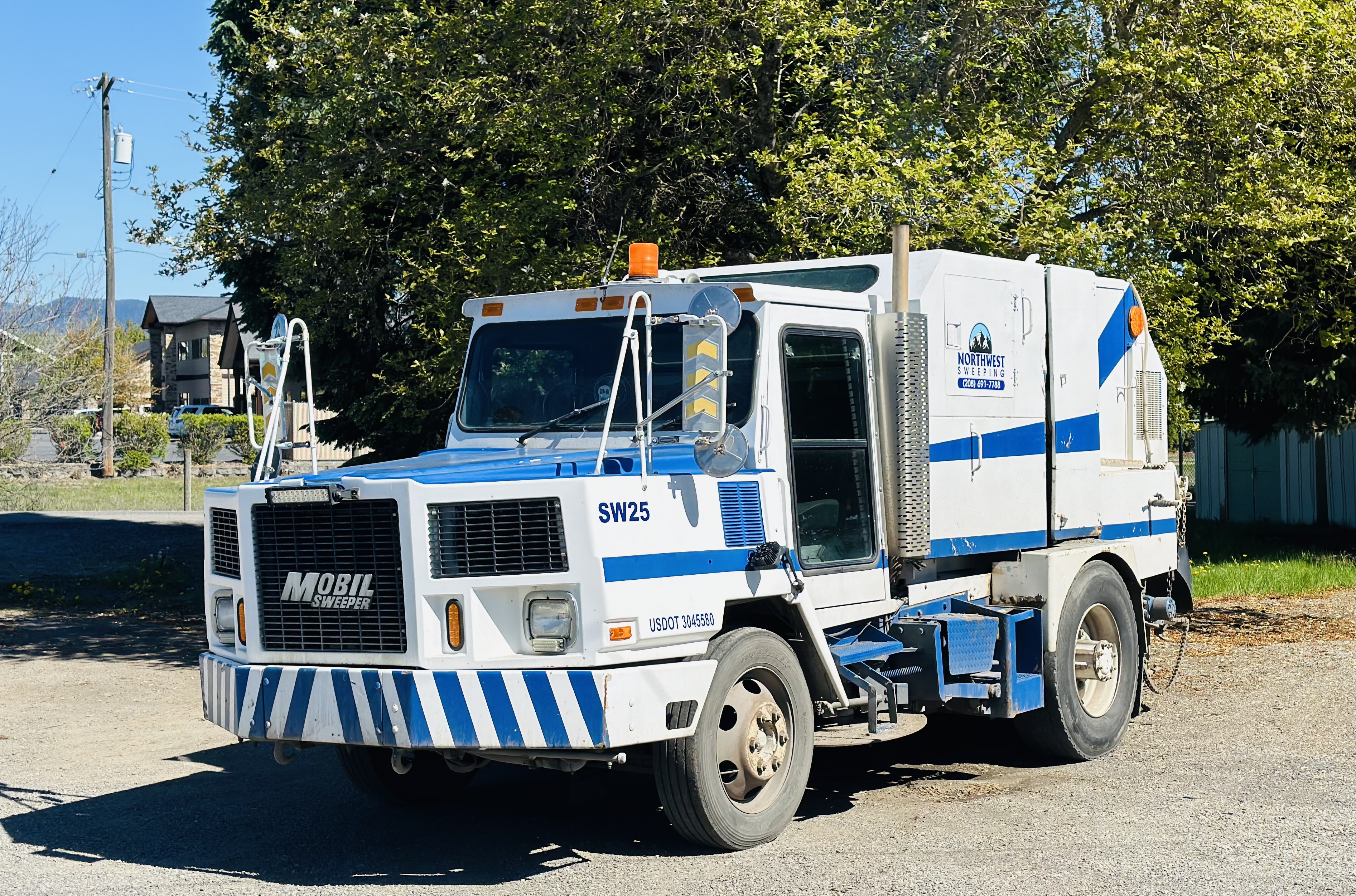 Pickup Broom Truck